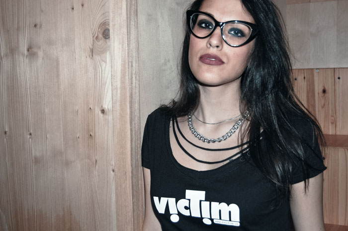 t-shirt donna victim
